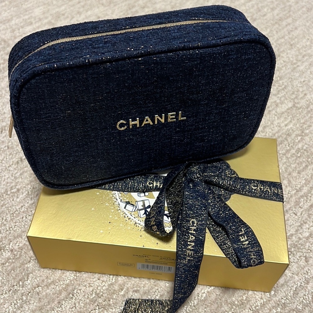 Brand New Holiday Chanel eye makeup set a sight to see Pouch